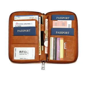 Vue détaillée de l'intérieur du protège-passeport avec protection RFID et fentes multi