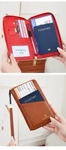 Détail de l'intérieur du protège-passeport RFID avec fentes pour cartes et support SIM