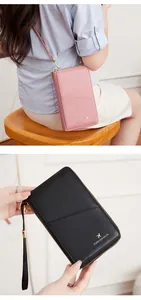Detail van roze en zwarte RFID-blokkerende crossbody paspoorttassen met schouderbanden