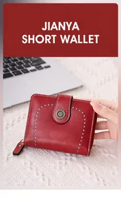 Gros plan du portefeuille rouge en cuir avec motifs ajourés et fermeture éclair chic