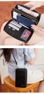 Detail van RFID-paspoorthouder en model met de crossbodytas voor telefoon en documenten