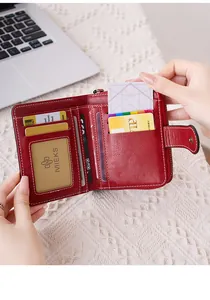 Aménagement intérieur du portefeuille en cuir rouge avec fentes pour cartes et zip en métal
