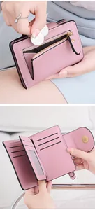 Détail macro du portefeuille en simili cuir rose montrant les fentes pour cartes et le zip
