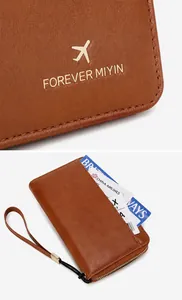 Λεπτομέρεια του RFID ταξιδιωτικού πορτοφολιού με πίσω τσέπη και χρυσό λογότυπο