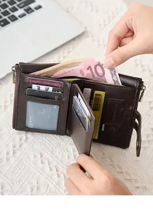 Detail van leren portemonnee met kaartsleuven, ID-venster en vak voor euro-bankbiljetten