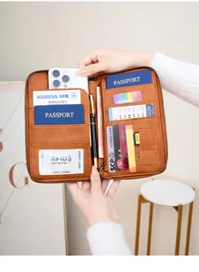Vue détaillée de l'intérieur d'un portefeuille de voyage RFID marron avec fentes multiples