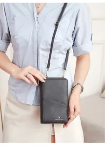 Detail van de RFID-blokkerende zwarte leren crossbody telefoontas met gouden haken