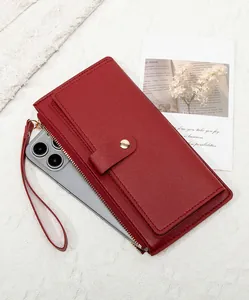 Detailweergave van de bordeauxrode leren portemonnee met smartphone, rits en polsband