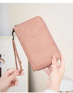 Détail du protège-passeport rose anti-RFID avec texture mate en similicuir et dragonne