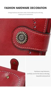 Détail du portefeuille en cuir rouge avec boucle soleil en métal et surpiqûres