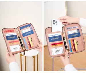 Détail du portefeuille de voyage rose avec protection RFID pour passeport et téléphone
