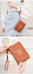 Détail du protège-passeport en cuir marron avec blocage RFID et dragonne amovible