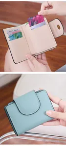 Fentes pour cartes internes et compartiments d'un portefeuille bleu clair à boucle