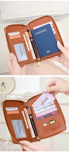 Structure interne du protège-passeport en cuir marron avec blocage RFID et fentes