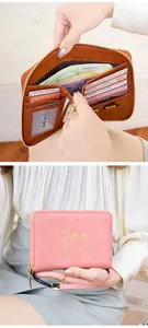 Porte-passeport rose RFID avec fentes pour cartes et poches de rangement internes