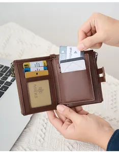 Binnenkant van bruine RFID lederen portemonnee met diverse kaartsleuven en ID-venster