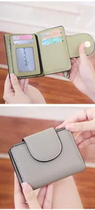 Vue détaillée du petit portefeuille avec emplacements pour cartes et fermeture à pression