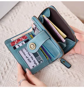 Vue intérieure du portefeuille bleu pour femme avec fentes pour cartes et porte-monnaie