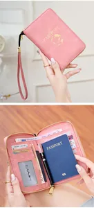 Détail de l'intérieur d'un protège-passeport rose RFID avec fentes pour cartes