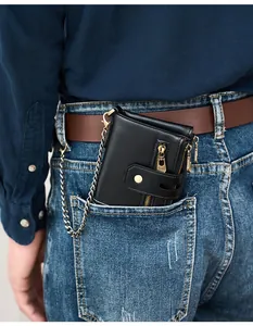 Detail van zwarte lederen portemonnee met RFID-ketting gedragen op de tailleband