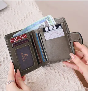 Vue détaillée du portefeuille taupe pour femme avec fentes pour cartes et poche zippée