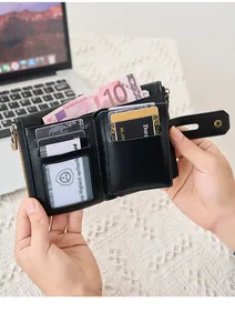 Detail van de RFID-leren herenportemonnee met vele kaartgleuven en een muntzakje