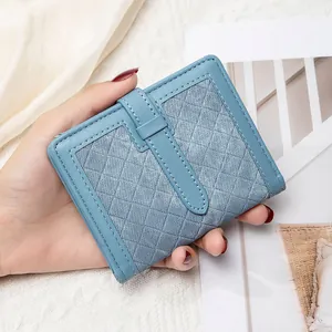 Détail du portefeuille court bleu ciel pour femme avec protection RFID et motif à carreaux