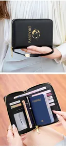Porte-passeport RFID noir avec zip doré montrant compartiments cartes et porte-stylo