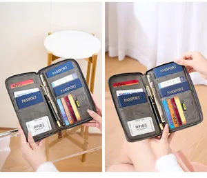 Détail du portefeuille de voyage gris avec fentes RFID pour passeport et porte-cartes variés