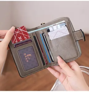 Détails de l'intérieur du portefeuille vintage avec fentes pour cartes et fermeture