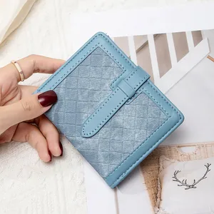 Détail du portefeuille RFID bleu clair avec texture à carreaux vintage et boucle de fermeture