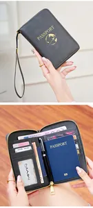 Détail du protège-passeport RFID montrant les fentes pour cartes et le zip doré