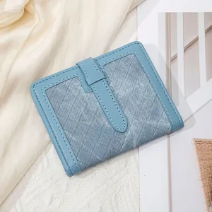 Détail du portefeuille RFID bleu clair montrant la texture denim et les surpiqûres