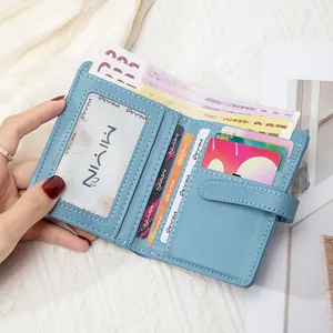 Détail intérieur d'un portefeuille RFID avec fentes pour cartes et fenêtre d'identité