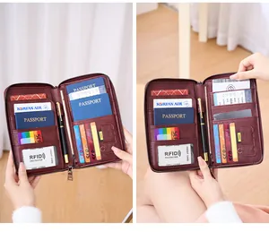 Détail du protège-passeport RFID bordeaux avec fentes pour cartes et zip de sécurité