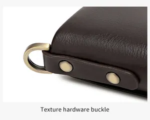 Detail van leer met lychee-patroon, vintage metalen D-ring gesp en klinknagels op portemonnee