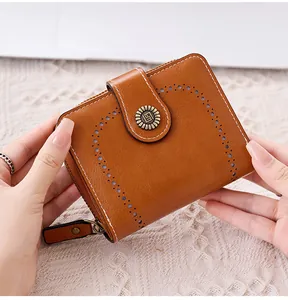 Portefeuille en cuir marron avec découpes laser en cœur et fermoir tournesol vintage