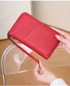 Détails du protège-passeport RFID rouge avec texture cuir litchi et dragonne amovible