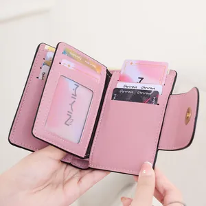 Portefeuille femme rose à trois volets avec fentes pour cartes et fenêtre ID en cuir PU