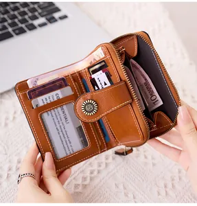 Détail intérieur de portefeuille en cuir marron avec fentes pour cartes et poche zippée