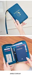 Détails du protège-passeport RFID bleu marine avec logo doré et compartiments internes