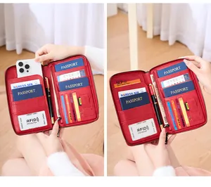Détail du portefeuille de voyage RFID rouge avec fentes pour passeport, cartes et mobile
