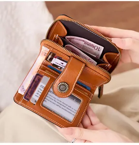 Détail intérieur d'un portefeuille en cuir marron avec fentes pour cartes et zip