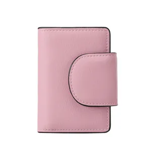 Petit portefeuille rose en cuir grainé avec boucle et design minimaliste chic