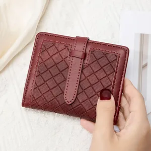 Détail du portefeuille court en cuir tressé bordeaux avec sangle de fermeture et RFID