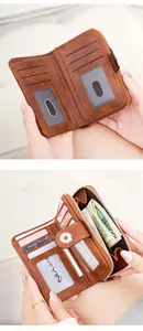 Dettaglio macro del portafoglio RFID in pelle marrone con molti scomparti per carte e banconote