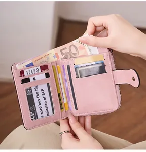 Vue détaillée de l'intérieur du portefeuille en cuir rose avec fentes pour cartes