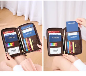 Détail du portefeuille de voyage en cuir marron avec RFID et fentes pour passeport