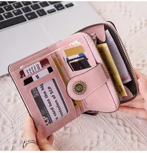 Intérieur de portefeuille rose pour femme avec fentes pour cartes et poche zippée