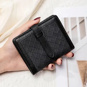 Gros plan d'un portefeuille RFID noir pour femmes avec matelassage et fermeture à boucle